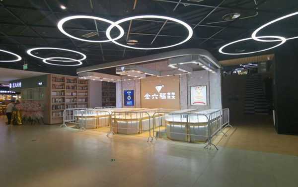 珠寶店內(nèi)展示柜臺(tái)布置的整體+合理+實(shí)用